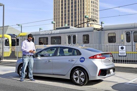 미국 캘리포니아주(州) 로스앤젤레스(LA) 유니언역 인근 주차장에서 모션 랩의 공유 차를 이용 중인 운전자. <현대자동차그룹 제공>